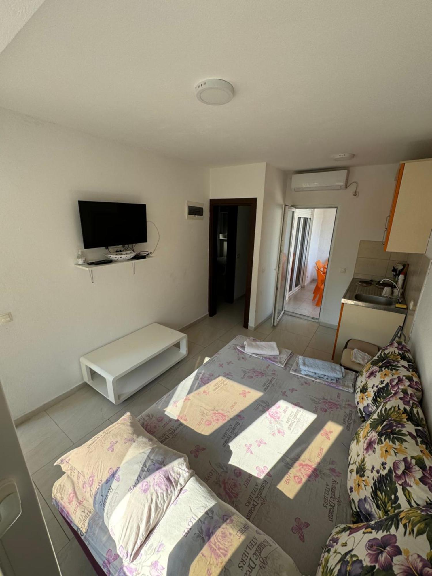Apartment Perutovic Sutomore Exteriör bild
